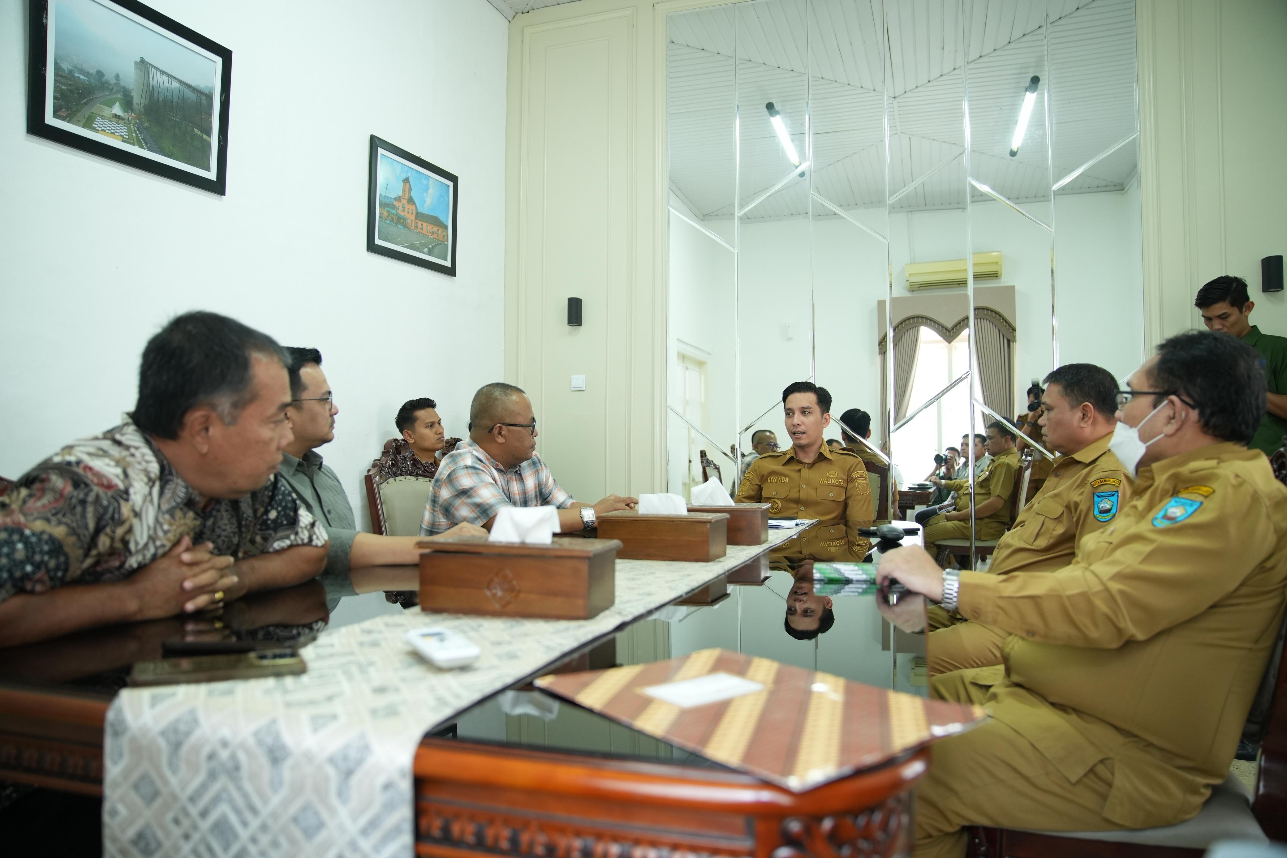   Wali Kota Riyanda Putra bersama Ketua Umum KONI Sawahlunto, H. Jhon Reflita, membahas skema pendanaan dan kesiapan sarana prasarana untuk penyelenggaraan cabang olahraga Porprov Sumbar 2026. (foto/yudha ahada)